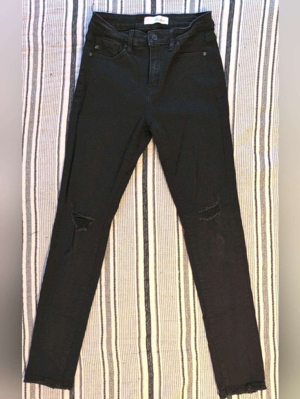 KanCan Black Skinny Jeans with Subtle Knee Rips Size 7/27